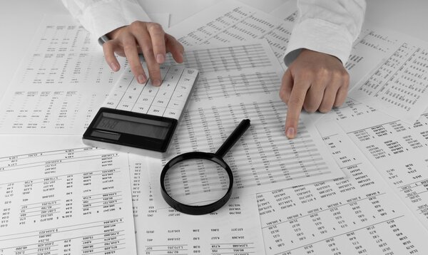 Učetní dělá due diligence